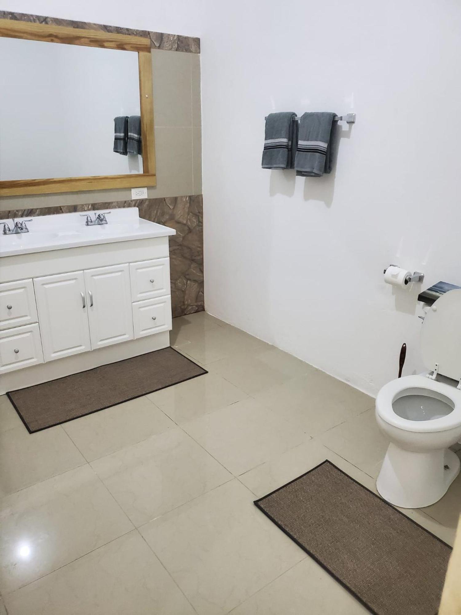 Comfy Guest Rooms ปอร์ตอันโตนิโอ ภายนอก รูปภาพ